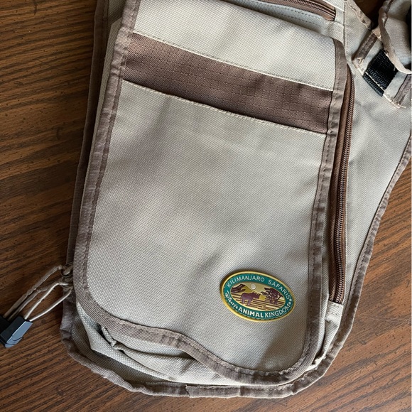 Disneys Animal Kingdom Park Kilimanjaro Safaris Crossbody Shoulder Messenger Bag - Picture 1 of 5